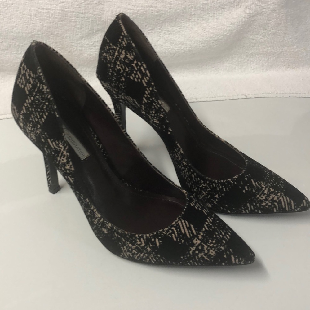 Black patterned pumps